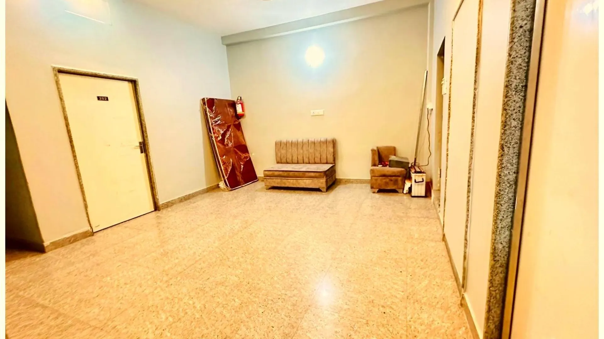 Hotel Prakash Guest House ! Varanasi ! Fully-Air-Conditioned Hotel At Prime Location With Off Site Parking Availability, Near Kashi Vishwanath Temple, And Ganga Ghat 4*,