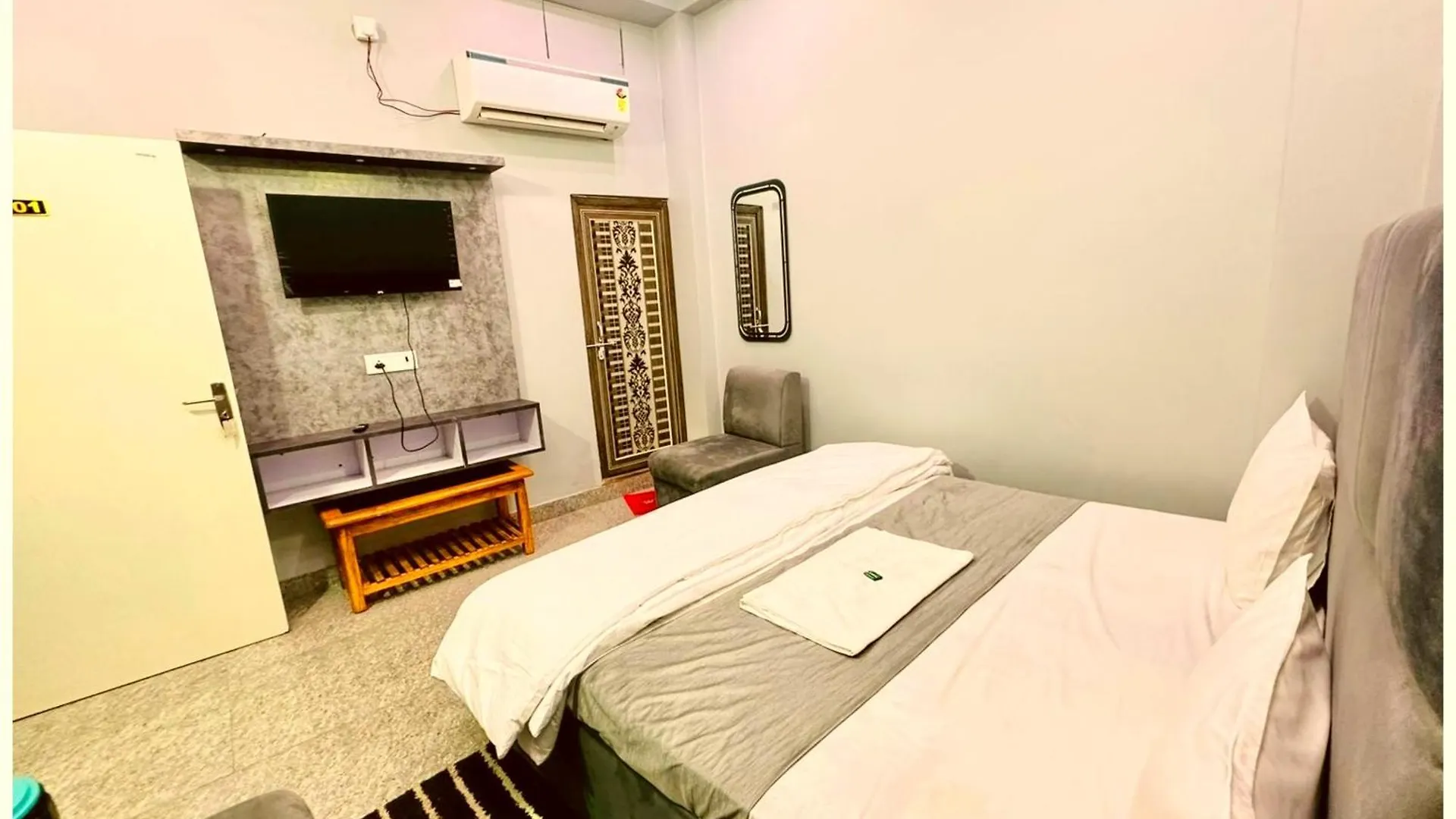 Hotel Prakash Guest House ! Varanasi ! Fully-Air-Conditioned Hotel At Prime Location With Off Site Parking Availability, Near Kashi Vishwanath Temple, And Ganga Ghat
